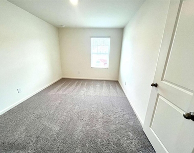 303 Hyde Park - Photo Thumbnail 17