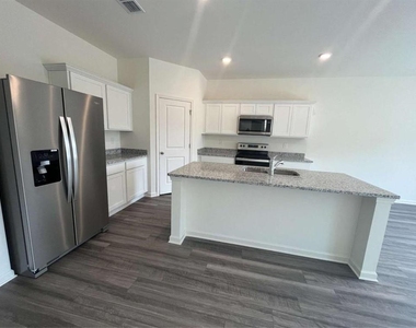 303 Hyde Park - Photo Thumbnail 5