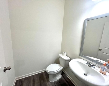 303 Hyde Park - Photo Thumbnail 9