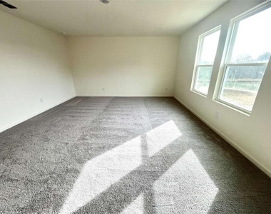 303 Hyde Park - Photo Thumbnail 14