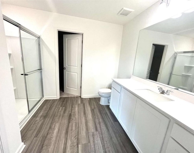 303 Hyde Park - Photo Thumbnail 11