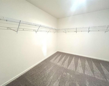 303 Hyde Park - Photo Thumbnail 12