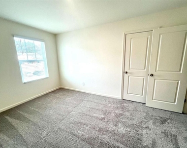 303 Hyde Park - Photo Thumbnail 19