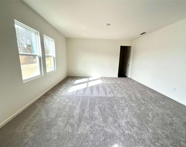 303 Hyde Park - Photo Thumbnail 10