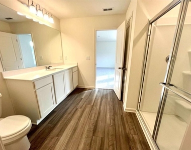 303 Hyde Park - Photo Thumbnail 13