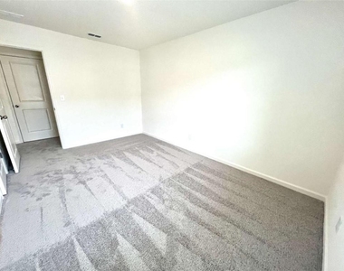 303 Hyde Park - Photo Thumbnail 18