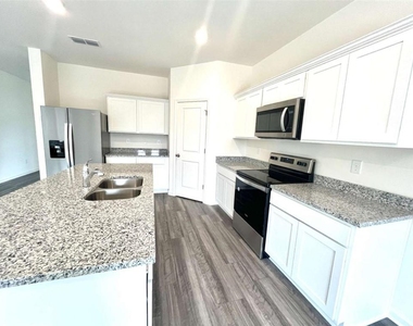 303 Hyde Park - Photo Thumbnail 7