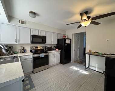 9439 Bay Colony Drive - Photo Thumbnail 4