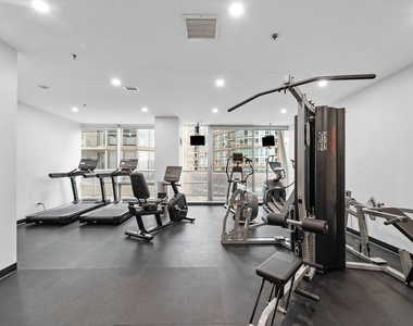 653 N Kingsbury Street - Photo Thumbnail 14