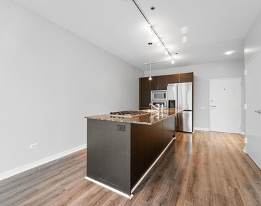 653 N Kingsbury Street - Photo Thumbnail 6