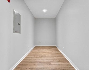 653 N Kingsbury Street - Photo Thumbnail 7