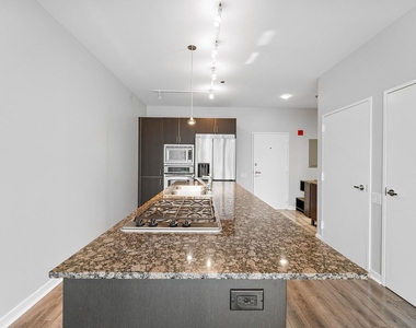 653 N Kingsbury Street - Photo Thumbnail 5