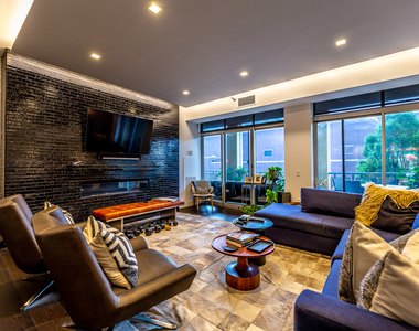 720 N Larrabee Street - Photo Thumbnail 2