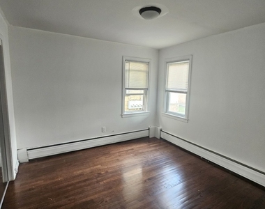 4933 Louise Street - Photo Thumbnail 8