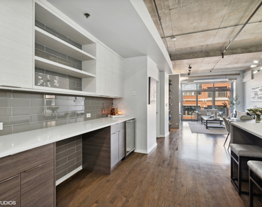 933 W Van Buren Street - Photo Thumbnail 6