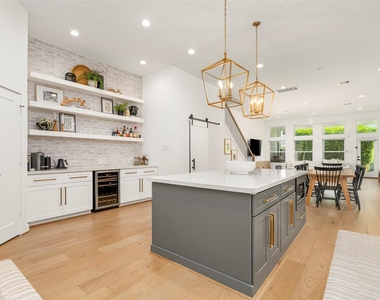 804 Aurora Street - Photo Thumbnail 2