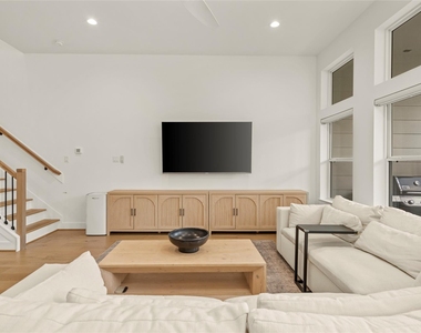 804 Aurora Street - Photo Thumbnail 9