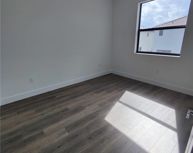 5573 Cobalto Way - Photo Thumbnail 21