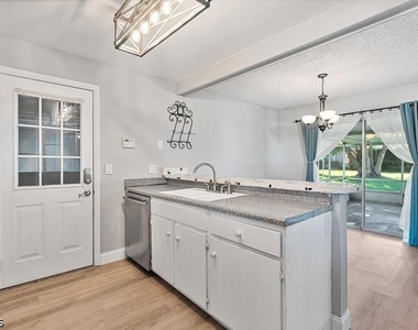 5556 Memorial Drive - Photo Thumbnail 3