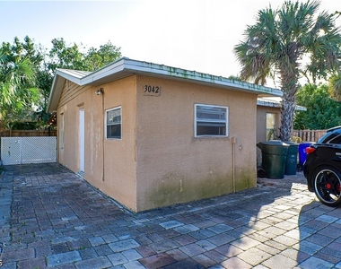 3042 Douglas Avenue - Photo Thumbnail 11