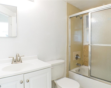 3042 Douglas Avenue - Photo Thumbnail 5