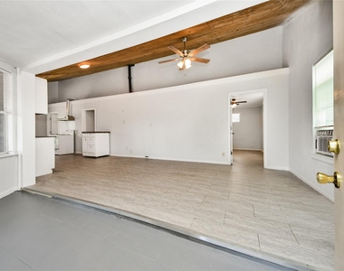 814 Broadway Street - Photo Thumbnail 3