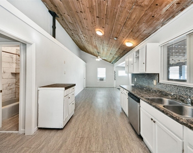 814 Broadway Street - Photo Thumbnail 9