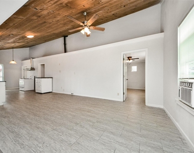 814 Broadway Street - Photo Thumbnail 4