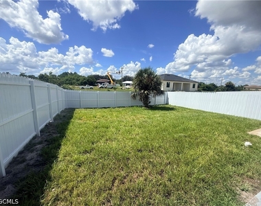 430 Petite Avenue - Photo Thumbnail 7