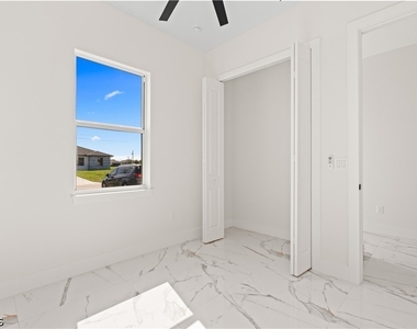 430 Petite Avenue - Photo Thumbnail 15