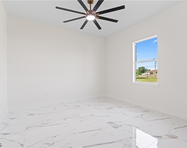 430 Petite Avenue - Photo Thumbnail 8