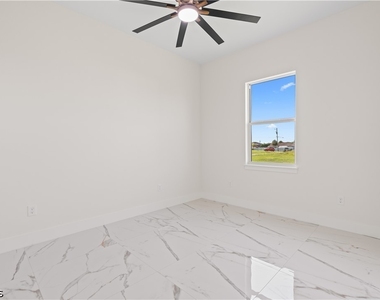 430 Petite Avenue - Photo Thumbnail 11