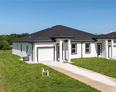 430 Petite Avenue - Photo Thumbnail 4