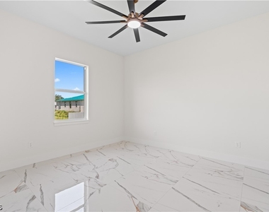 430 Petite Avenue - Photo Thumbnail 26