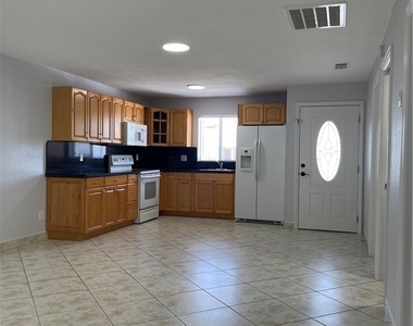 4132 Sw 7th Place - Photo Thumbnail 2