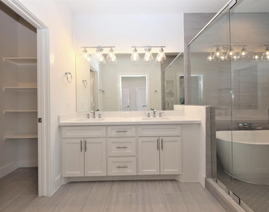 816 W 22nd Street - Photo Thumbnail 10