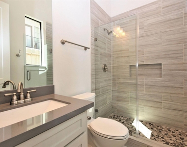 816 W 22nd Street - Photo Thumbnail 14