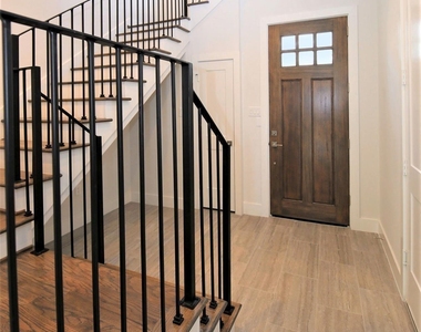 816 W 22nd Street - Photo Thumbnail 2