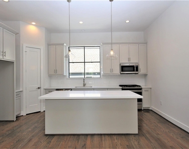 816 W 22nd Street - Photo Thumbnail 5