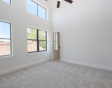 816 W 22nd Street - Photo Thumbnail 8