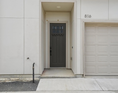 816 W 22nd Street - Photo Thumbnail 1