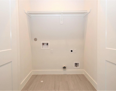 816 W 22nd Street - Photo Thumbnail 18