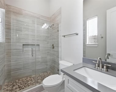 816 W 22nd Street - Photo Thumbnail 4