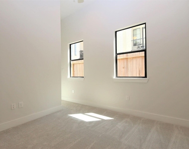 816 W 22nd Street - Photo Thumbnail 12