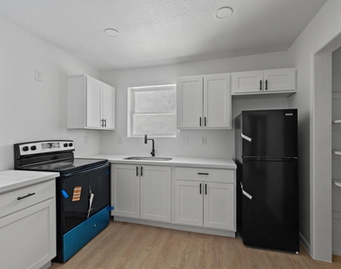 6840 Fairway Drive - Photo Thumbnail 11