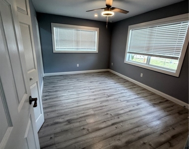 4375 Golden Gate Parkway - Photo Thumbnail 6