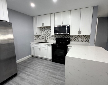 4375 Golden Gate Parkway - Photo Thumbnail 3