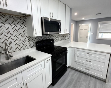 4375 Golden Gate Parkway - Photo Thumbnail 5