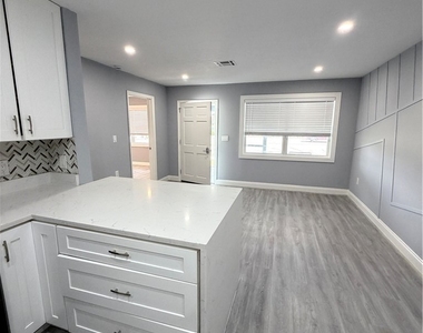 4375 Golden Gate Parkway - Photo Thumbnail 4