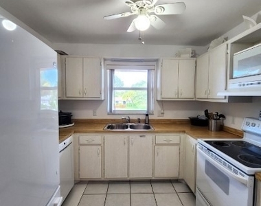 2000 Alamanda Drive - Photo Thumbnail 4